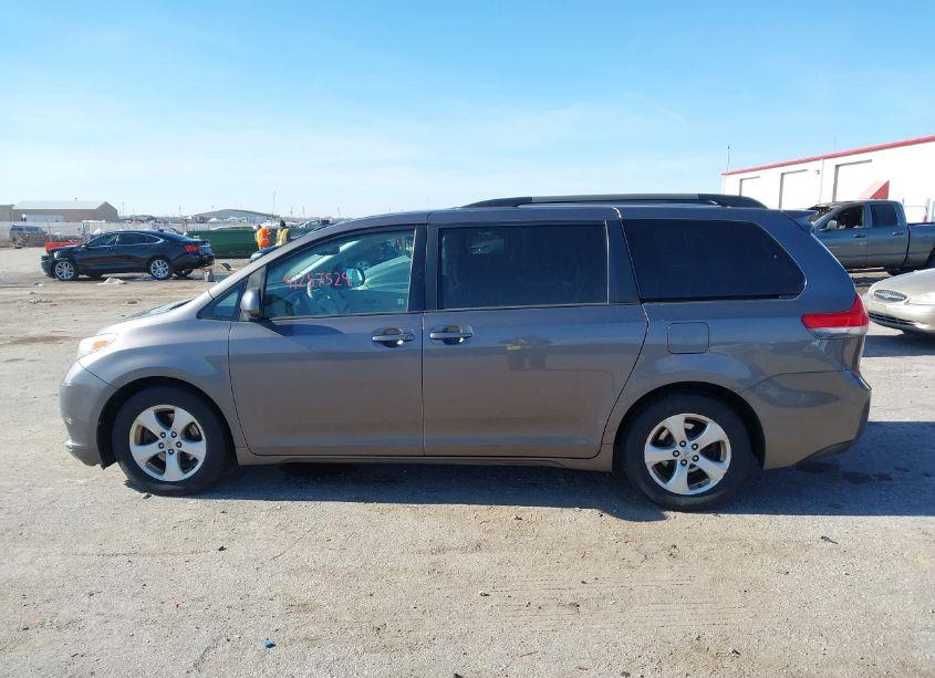 Photo 14 of 2011 Toyota Sienna LE V6 (VIN 5TDKK3DCXBS082053)
