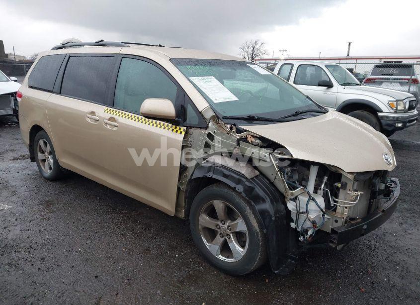 2011 Toyota Sienna LE V6 (VIN 5TDKK3DCXBS096325) main photo