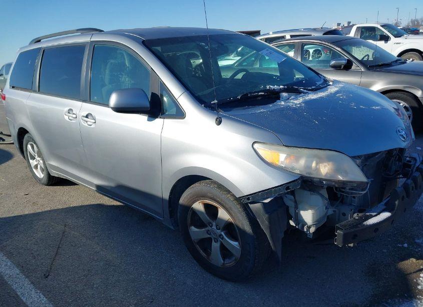 2011 Toyota Sienna LE V6 (VIN 5TDKK3DCXBS121725) main photo