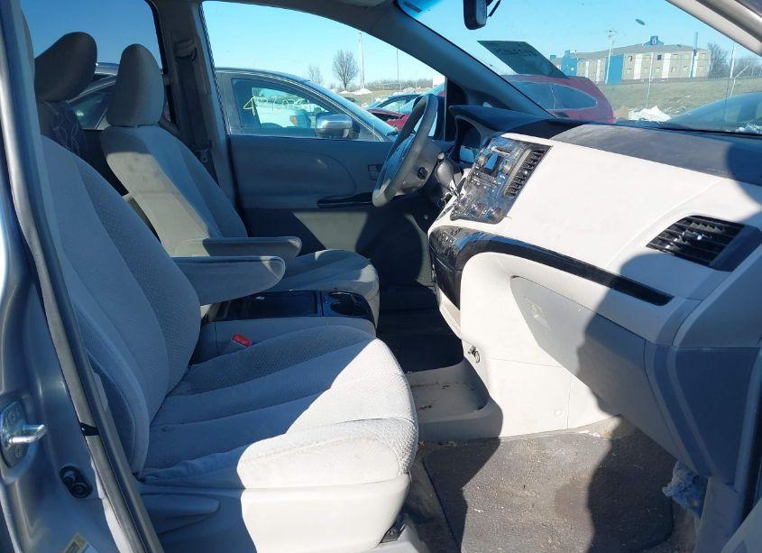Photo 5 of 2011 Toyota Sienna LE V6 (VIN 5TDKK3DCXBS121725)