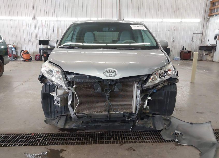 Photo 13 of 2011 Toyota Sienna LE V6 (VIN 5TDKK3DCXBS137407)