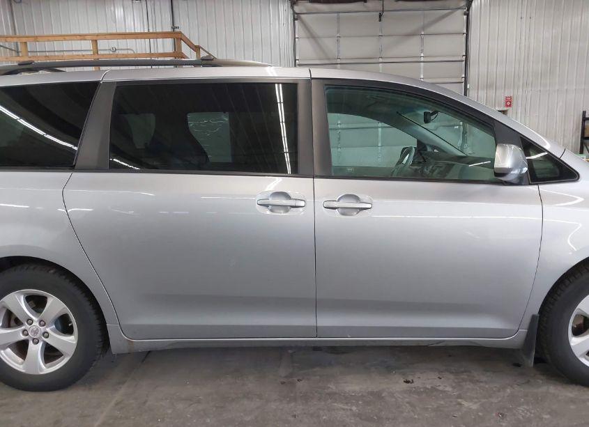 Photo 14 of 2011 Toyota Sienna LE V6 (VIN 5TDKK3DCXBS137407)