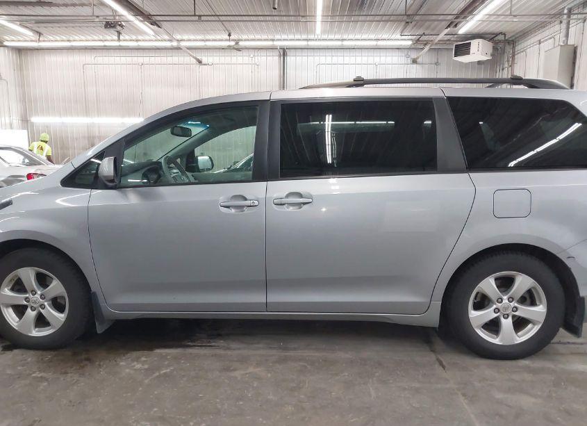 Photo 15 of 2011 Toyota Sienna LE V6 (VIN 5TDKK3DCXBS137407)