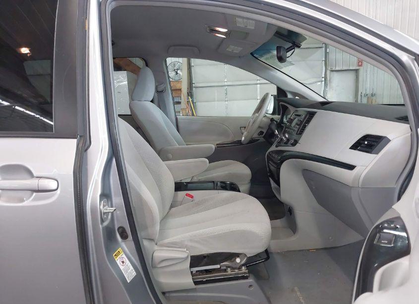 Photo 5 of 2011 Toyota Sienna LE V6 (VIN 5TDKK3DCXBS137407)