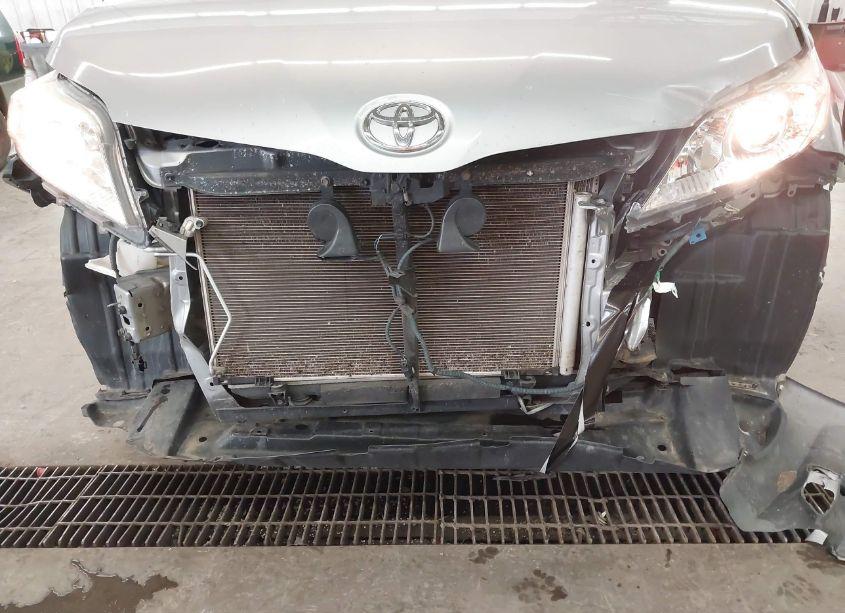 Photo 6 of 2011 Toyota Sienna LE V6 (VIN 5TDKK3DCXBS137407)