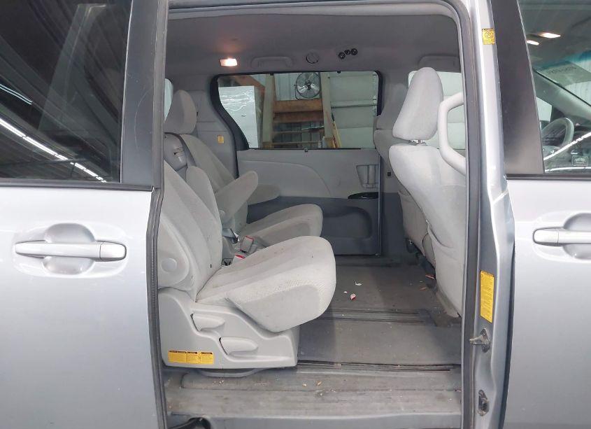 Photo 8 of 2011 Toyota Sienna LE V6 (VIN 5TDKK3DCXBS137407)