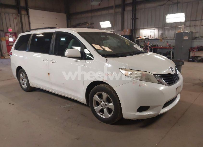 2013 Toyota Sienna LE V6 8 PASSENGER (VIN 5TDKK3DCXDS280392) main photo