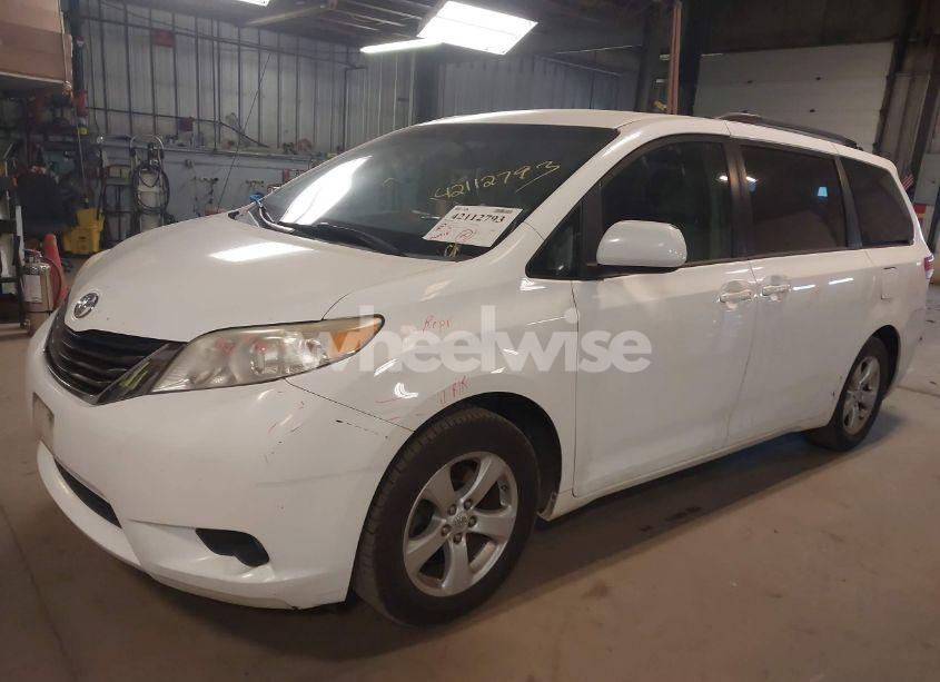 Photo 2 of 2013 Toyota Sienna LE V6 8 PASSENGER (VIN 5TDKK3DCXDS280392)