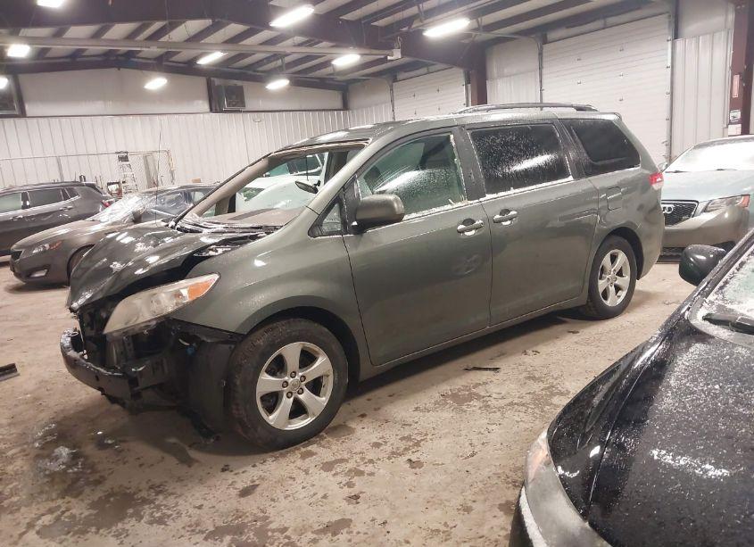 Photo 2 of 2013 Toyota Sienna LE V6 8 PASSENGER (VIN 5TDKK3DCXDS403625)