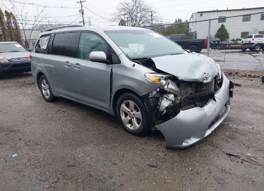 2014 Toyota Sienna LE V6 8 PASSENGER (VIN 5TDKK3DCXES422936) main photo