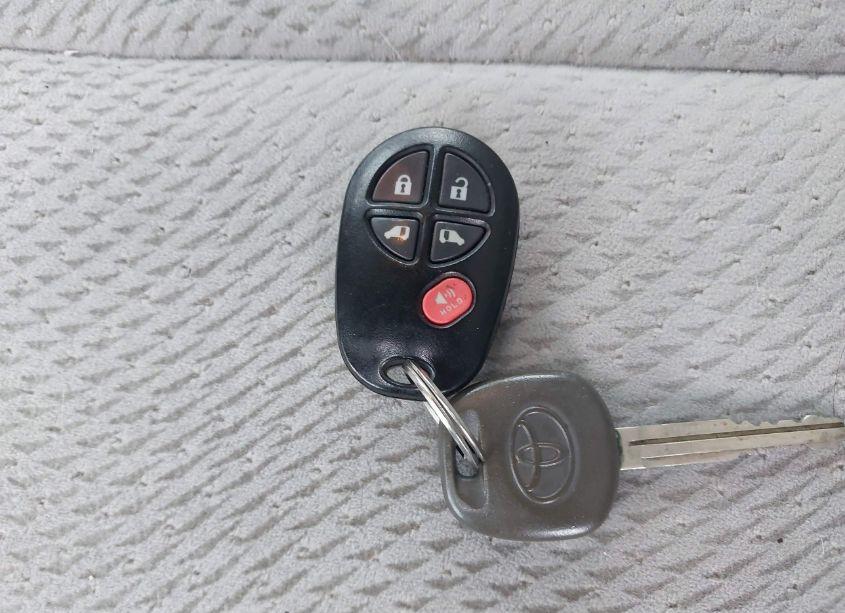 Photo 11 of 2014 Toyota Sienna LE V6 8 PASSENGER (VIN 5TDKK3DCXES422936)