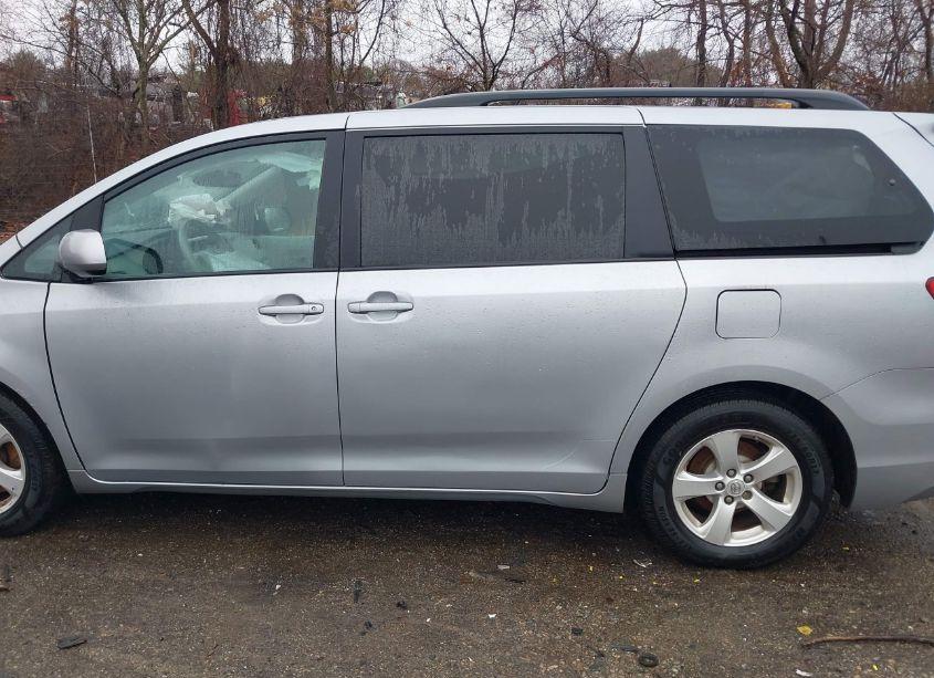 Photo 14 of 2014 Toyota Sienna LE V6 8 PASSENGER (VIN 5TDKK3DCXES422936)