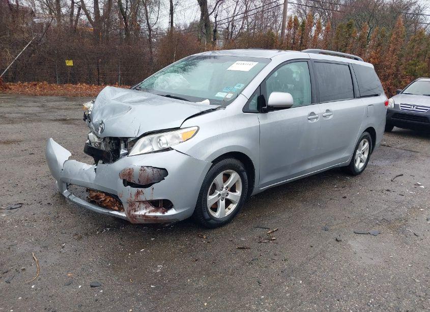 Photo 2 of 2014 Toyota Sienna LE V6 8 PASSENGER (VIN 5TDKK3DCXES422936)