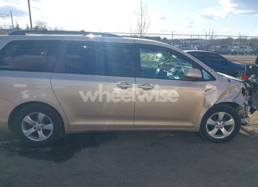 Photo 14 of 2014 Toyota Sienna LE V6 8 PASSENGER (VIN 5TDKK3DCXES430311)