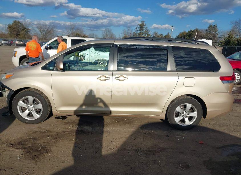 Photo 15 of 2014 Toyota Sienna LE V6 8 PASSENGER (VIN 5TDKK3DCXES430311)