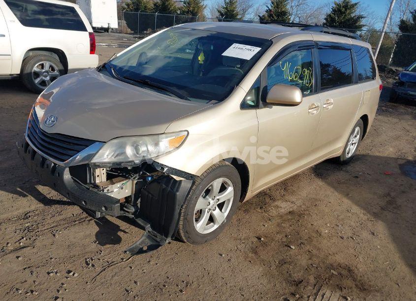 Photo 2 of 2014 Toyota Sienna LE V6 8 PASSENGER (VIN 5TDKK3DCXES430311)
