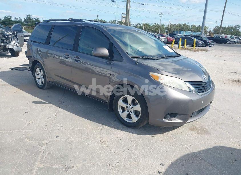 2014 Toyota Sienna LE V6 8 PASSENGER (VIN 5TDKK3DCXES432611) main photo