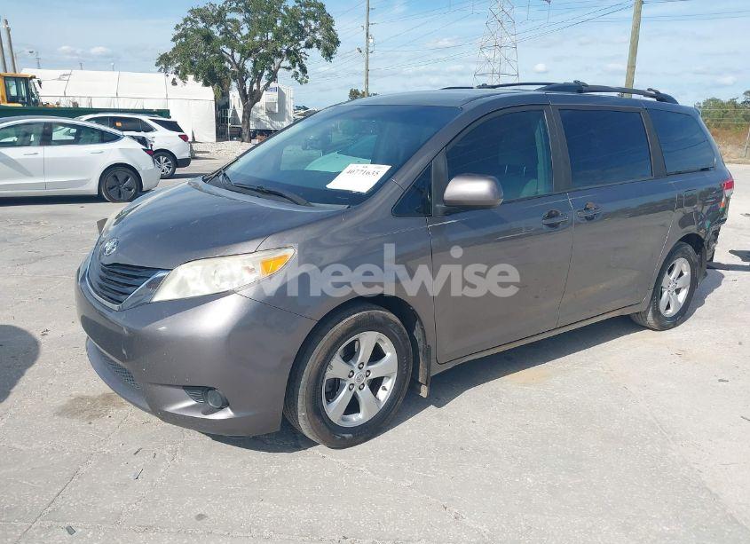 Photo 2 of 2014 Toyota Sienna LE V6 8 PASSENGER (VIN 5TDKK3DCXES432611)