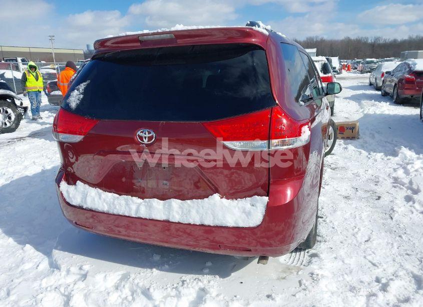 Photo 4 of 2014 Toyota Sienna LE V6 8 PASSENGER (VIN 5TDKK3DCXES450364)