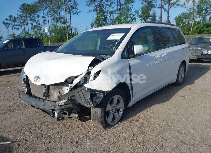 Photo 2 of 2014 Toyota Sienna LE V6 8 PASSENGER (VIN 5TDKK3DCXES457492)