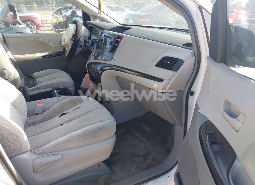 Photo 5 of 2014 Toyota Sienna LE V6 8 PASSENGER (VIN 5TDKK3DCXES457492)