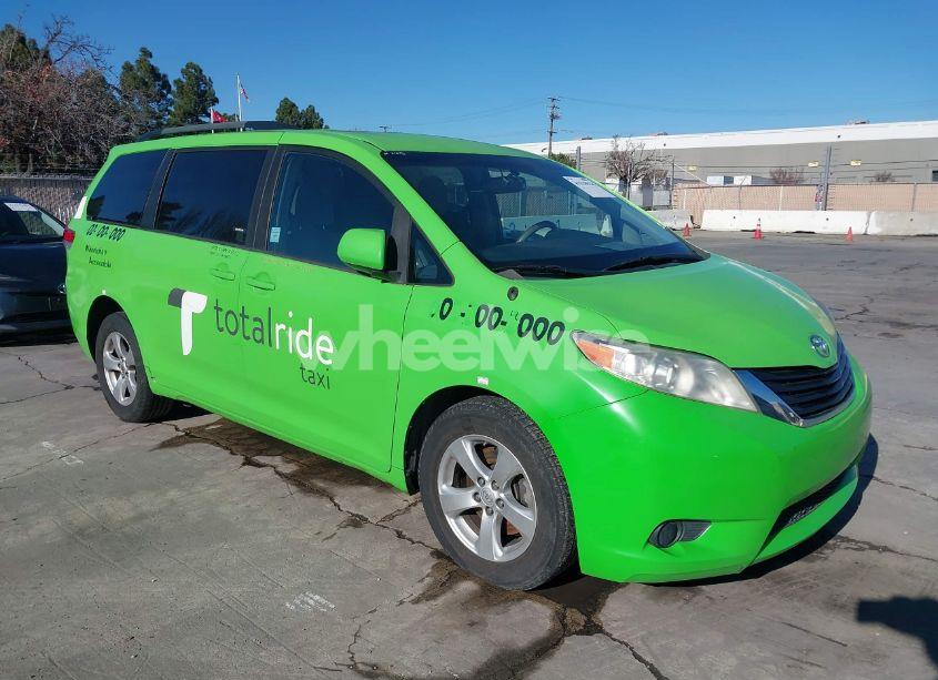 2014 Toyota Sienna LE V6 8 PASSENGER (VIN 5TDKK3DCXES475099) main photo