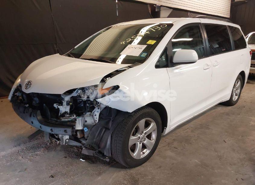 Photo 2 of 2014 Toyota Sienna LE V6 8 PASSENGER (VIN 5TDKK3DCXES499628)