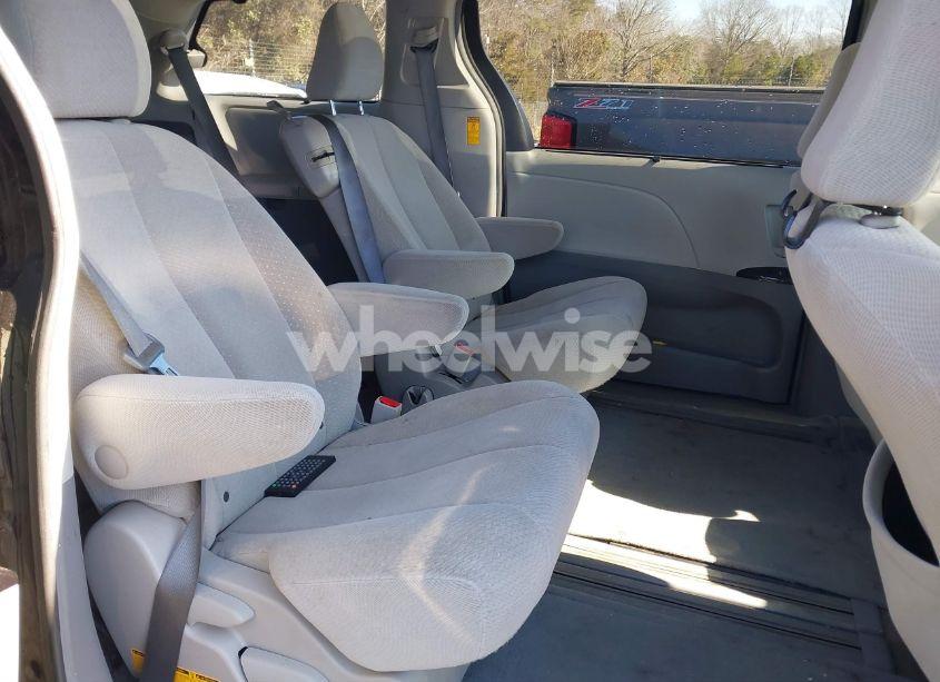 Photo 8 of 2014 Toyota Sienna LE V6 8 PASSENGER (VIN 5TDKK3DCXES504147)
