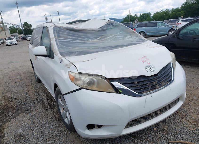 2014 Toyota Sienna LE V6 8 PASSENGER (VIN 5TDKK3DCXES512006) main photo