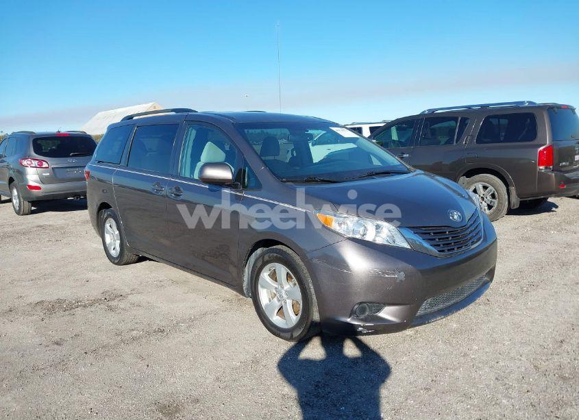 2015 Toyota Sienna LE 8 PASSENGER (VIN 5TDKK3DCXFS544763) main photo