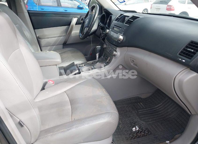 Photo 5 of 2010 Toyota Highlander SE V6 (VIN 5TDKK3EH1AS019108)