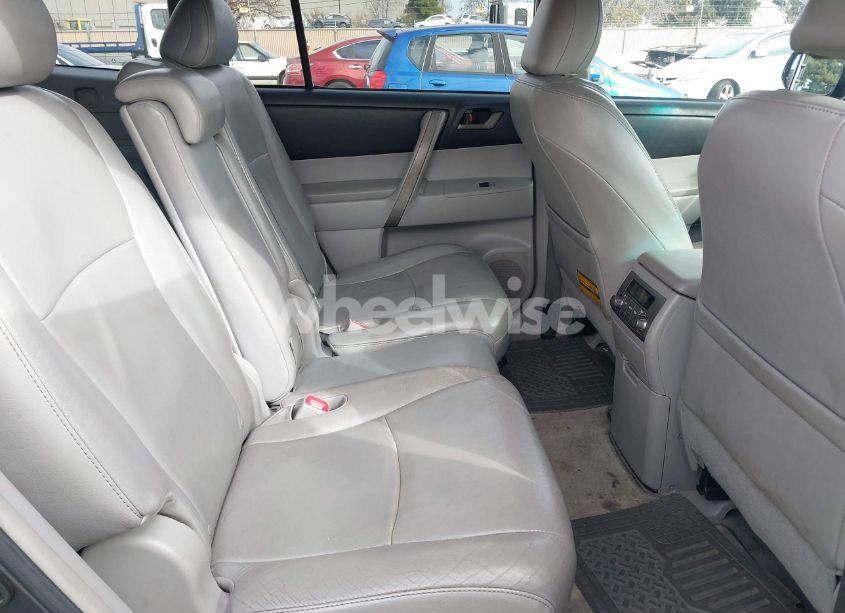 Photo 8 of 2010 Toyota Highlander SE V6 (VIN 5TDKK3EH1AS019108)