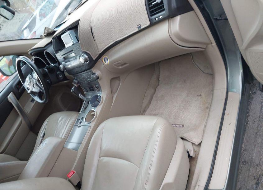 Photo 5 of 2010 Toyota Highlander SE V6 (VIN 5TDKK3EH2AS008196)