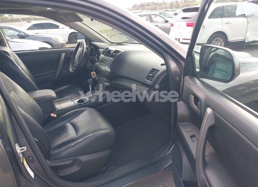 Photo 5 of 2010 Toyota Highlander SE V6 (VIN 5TDKK3EH3AS006666)