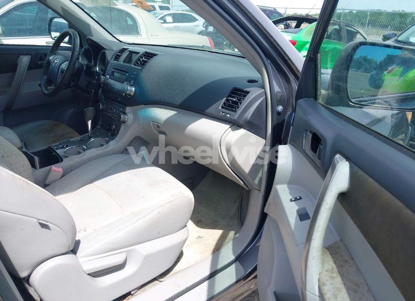 Photo 5 of 2010 Toyota Highlander SE V6 (VIN 5TDKK3EH4AS020253)