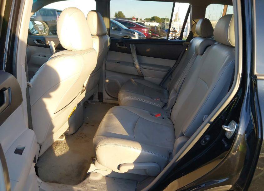 Photo 8 of 2010 Toyota Highlander SE (VIN 5TDKK3EH5AS021492)