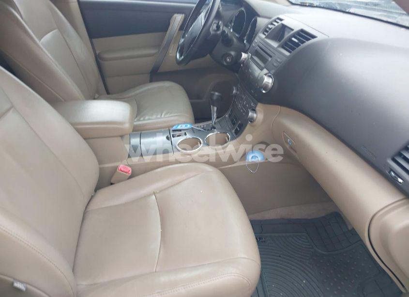 Photo 5 of 2010 Toyota Highlander SE V6 (VIN 5TDKK3EH6AS020948)