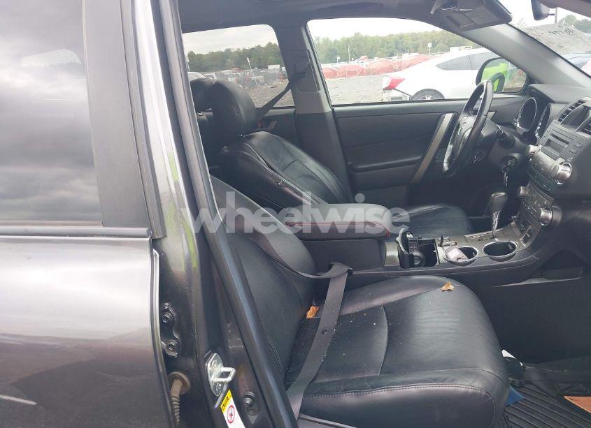 Photo 5 of 2010 Toyota Highlander SE V6 (VIN 5TDKK3EH7AS006136)