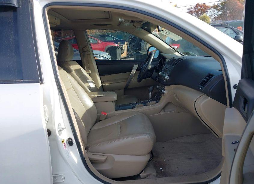 Photo 5 of 2010 Toyota Highlander SE V6 (VIN 5TDKK3EH7AS008808)