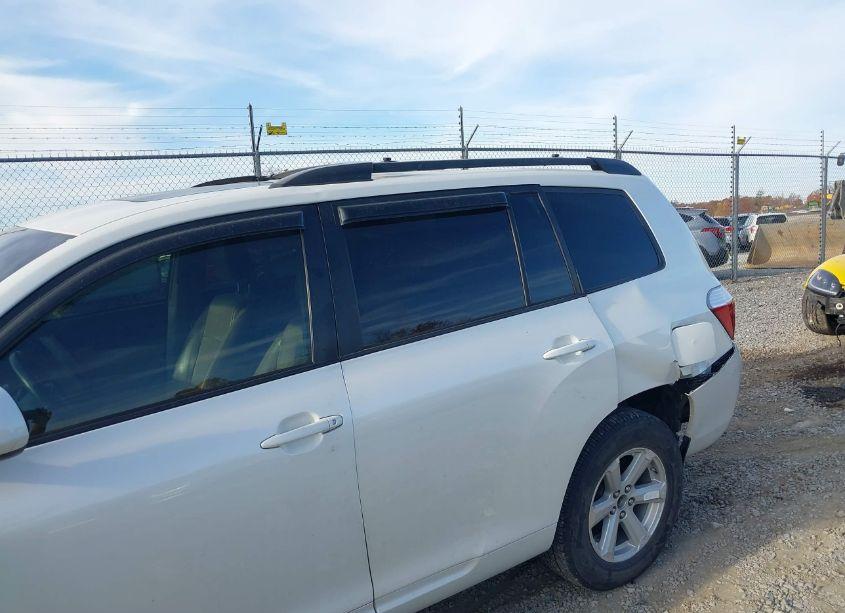 Photo 6 of 2010 Toyota Highlander SE V6 (VIN 5TDKK3EH7AS008808)