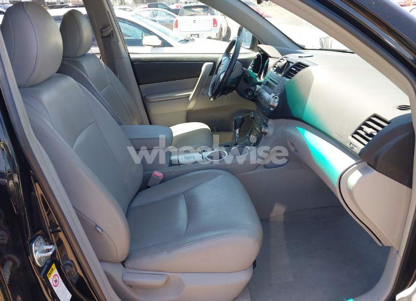 Photo 5 of 2010 Toyota Highlander SE V6 (VIN 5TDKK3EH9AS022516)