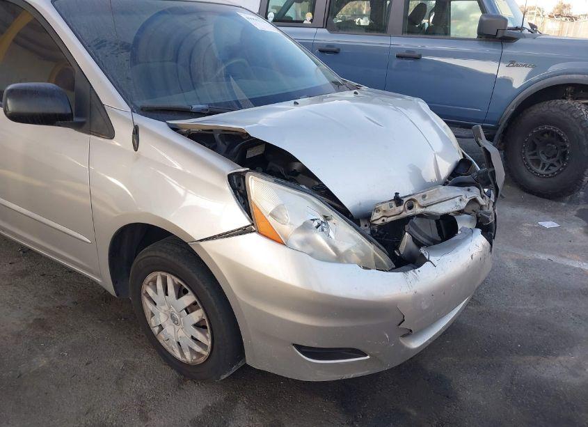 Photo 6 of 2010 Toyota Sienna CE (VIN 5TDKK4CC0AS305013)