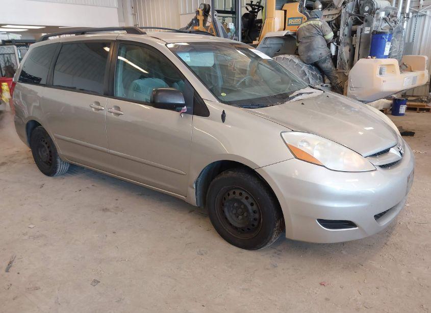 2010 Toyota Sienna LE (VIN 5TDKK4CC1AS313640) main photo