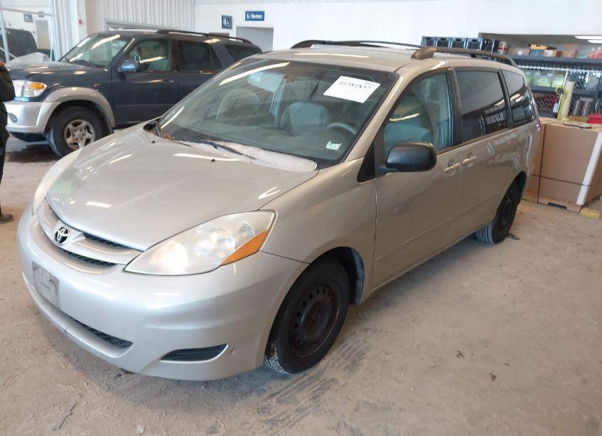 Photo 2 of 2010 Toyota Sienna LE (VIN 5TDKK4CC1AS313640)