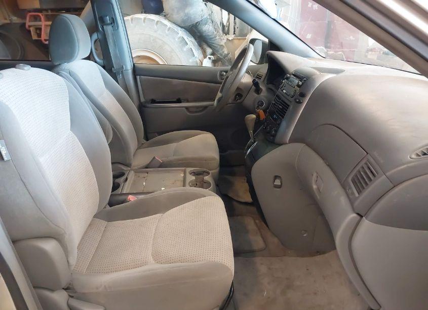 Photo 5 of 2010 Toyota Sienna LE (VIN 5TDKK4CC1AS313640)