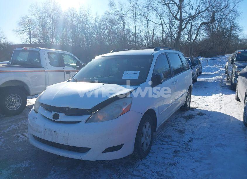 Photo 2 of 2010 Toyota Sienna LE (VIN 5TDKK4CC2AS332388)