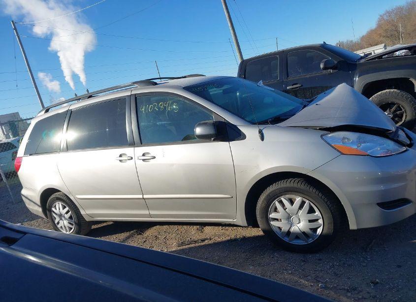 Photo 13 of 2010 Toyota Sienna LE (VIN 5TDKK4CC3AS320959)