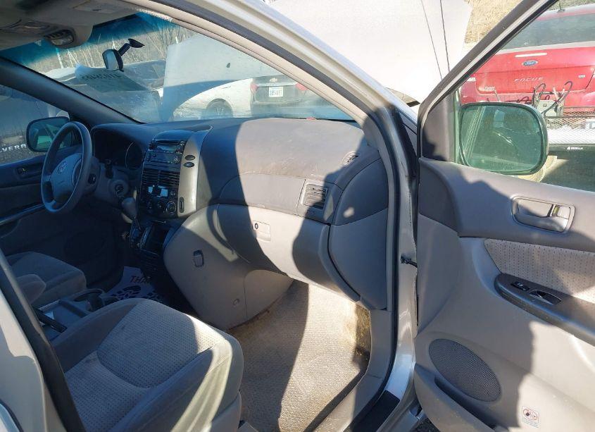 Photo 5 of 2010 Toyota Sienna LE (VIN 5TDKK4CC3AS320959)