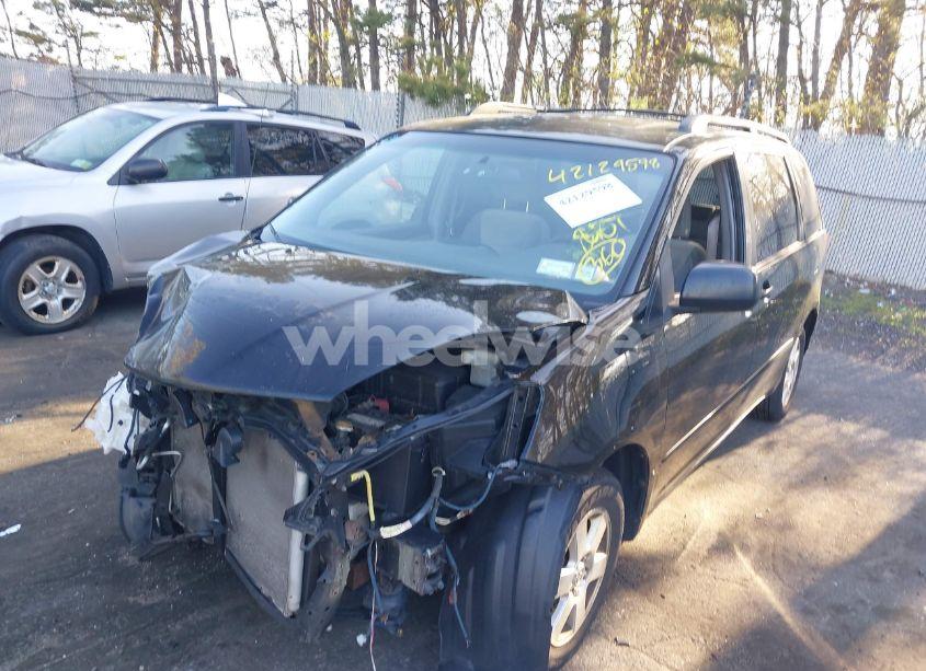 Photo 2 of 2010 Toyota Sienna LE (VIN 5TDKK4CC4AS298762)