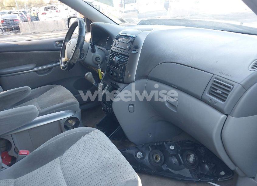 Photo 5 of 2010 Toyota Sienna LE (VIN 5TDKK4CC4AS298762)